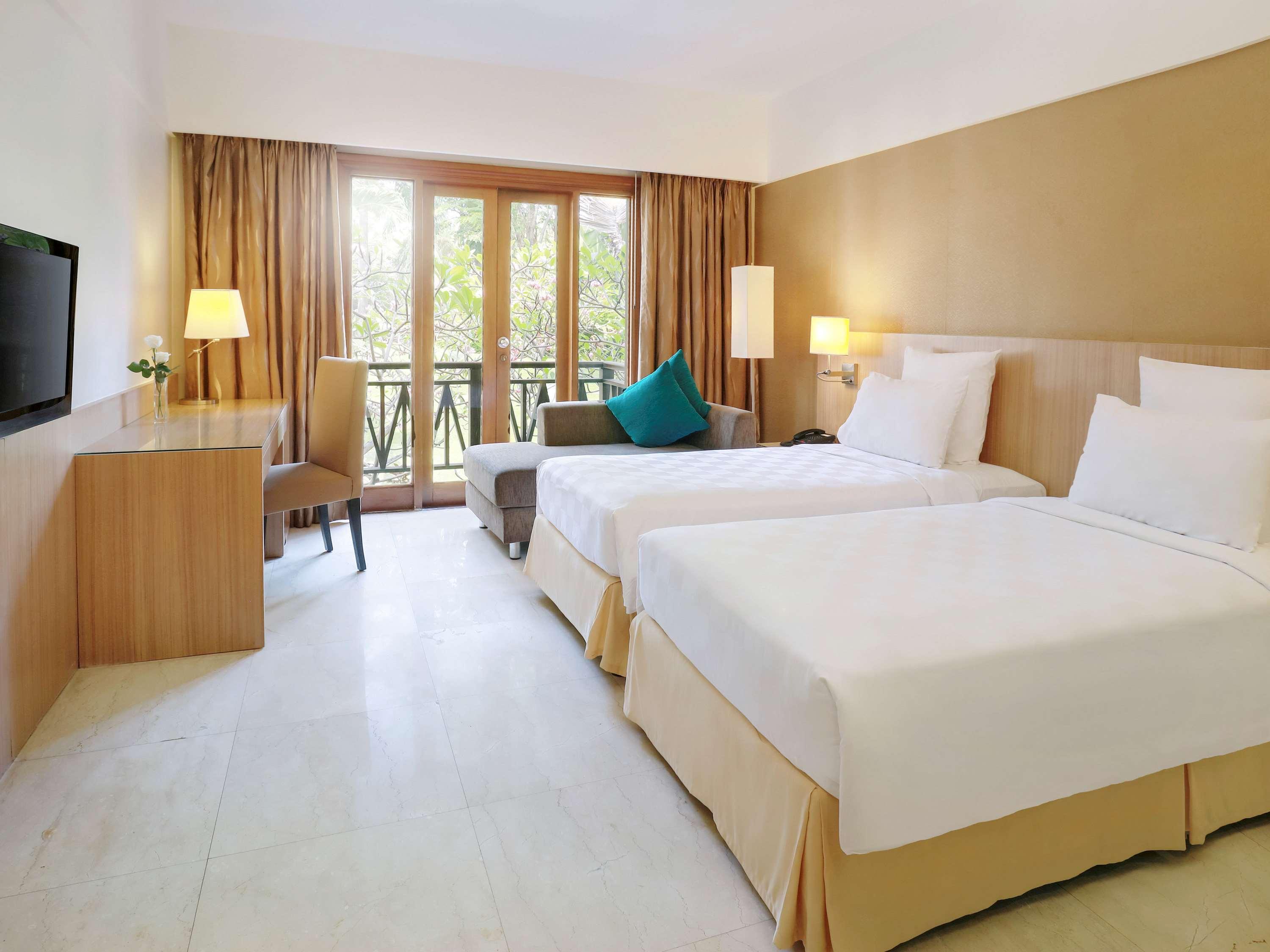 Grand Tropic Suites Hotel Surabaya Kültér fotó