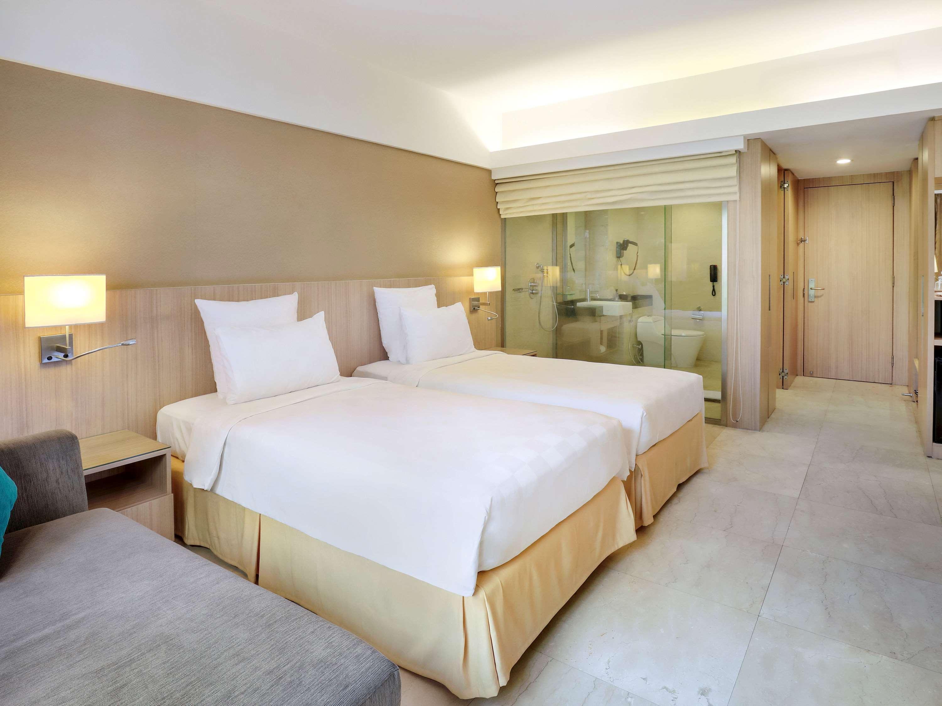 Grand Tropic Suites Hotel Surabaya Kültér fotó