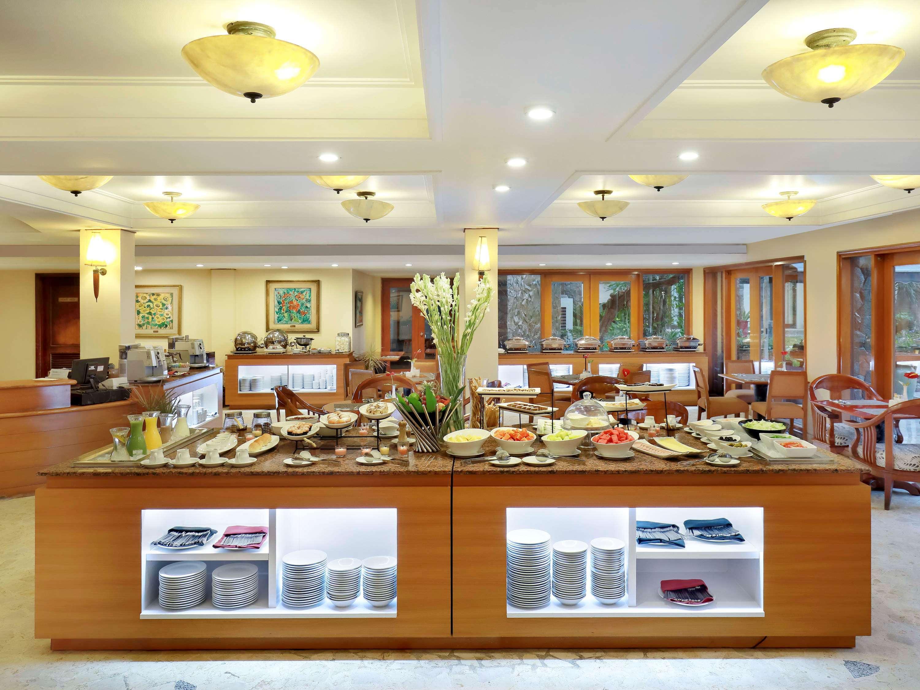 Grand Tropic Suites Hotel Surabaya Kültér fotó