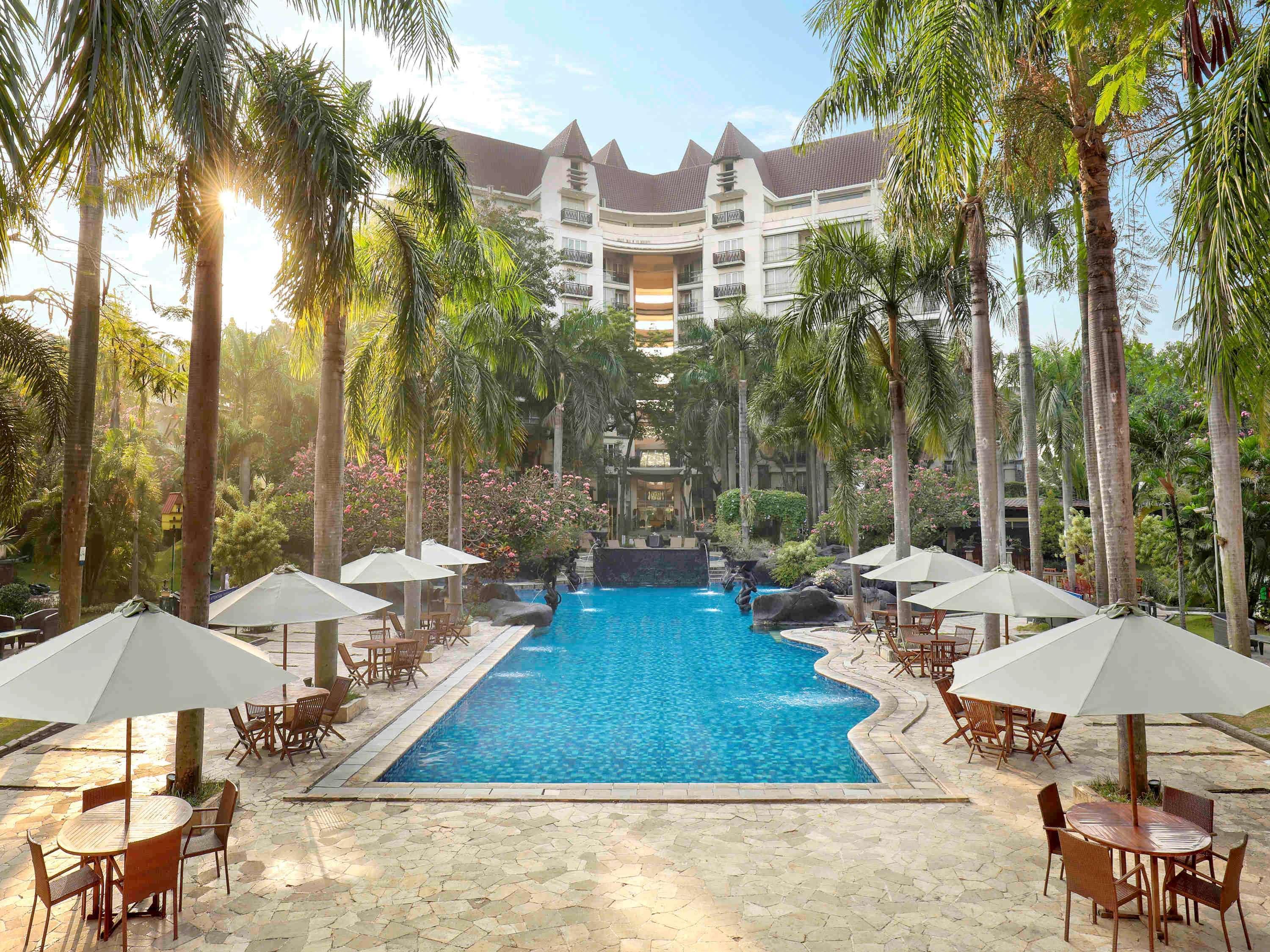 Grand Tropic Suites Hotel Surabaya Kültér fotó