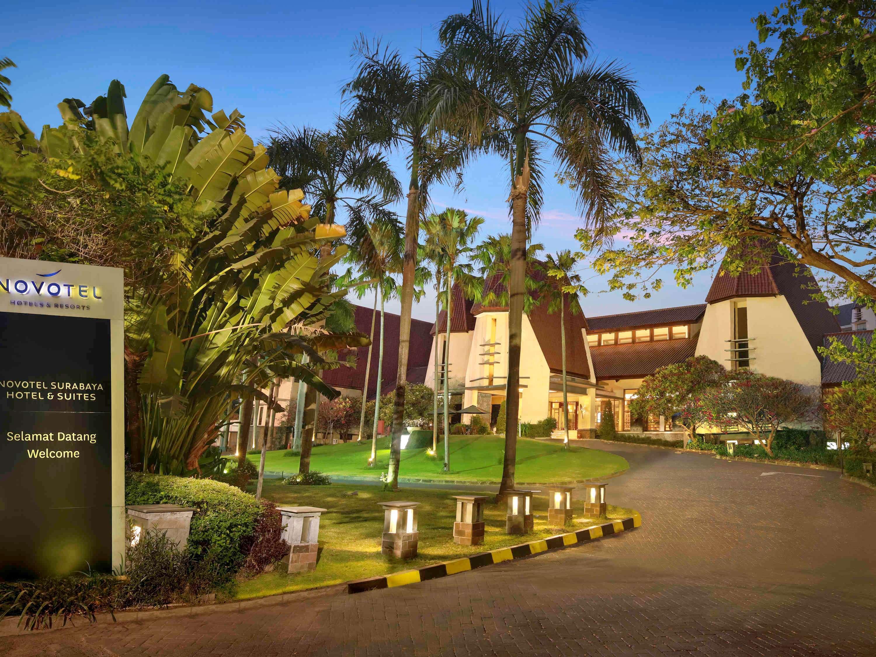 Grand Tropic Suites Hotel Surabaya Kültér fotó