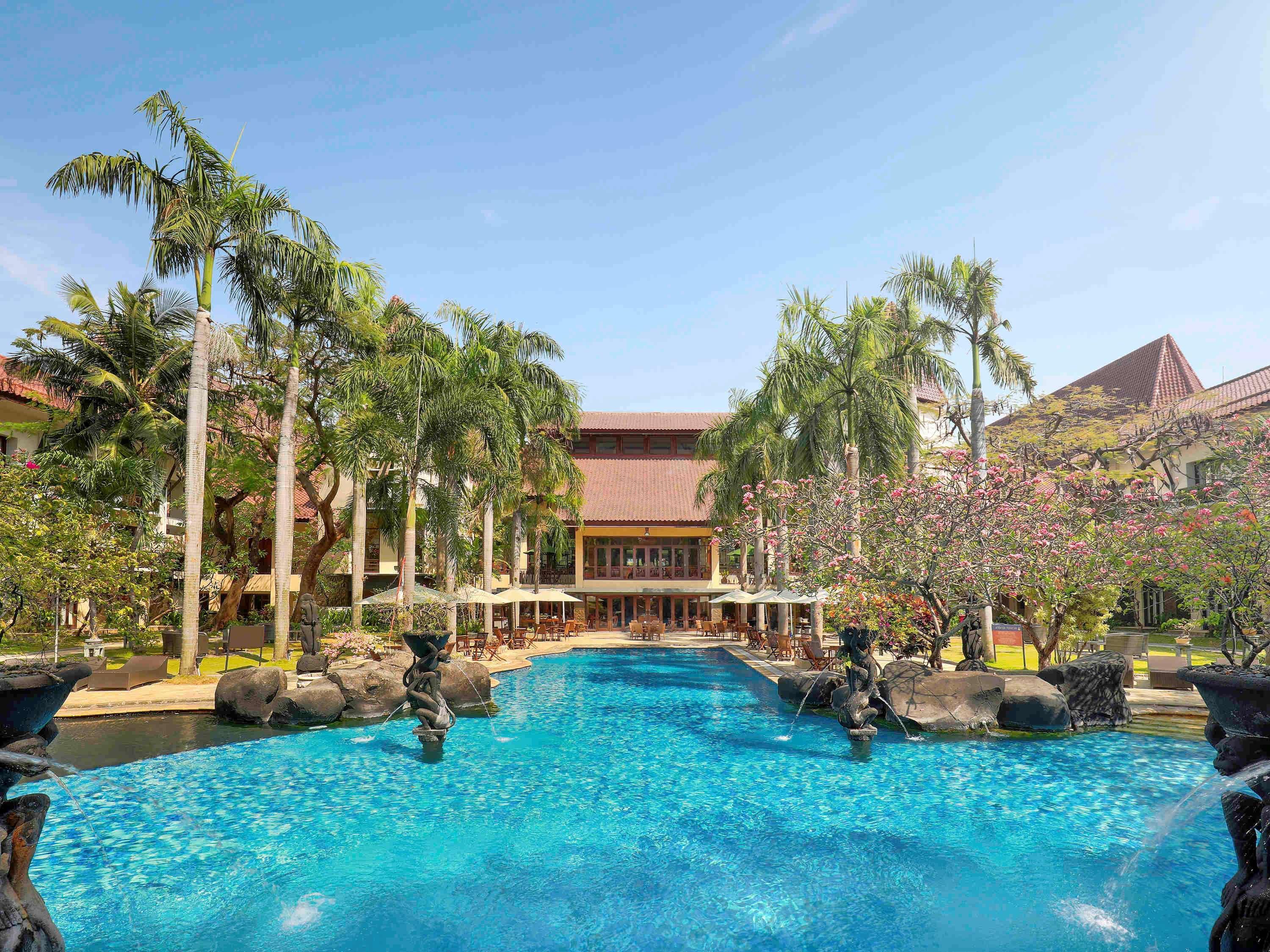 Grand Tropic Suites Hotel Surabaya Kültér fotó