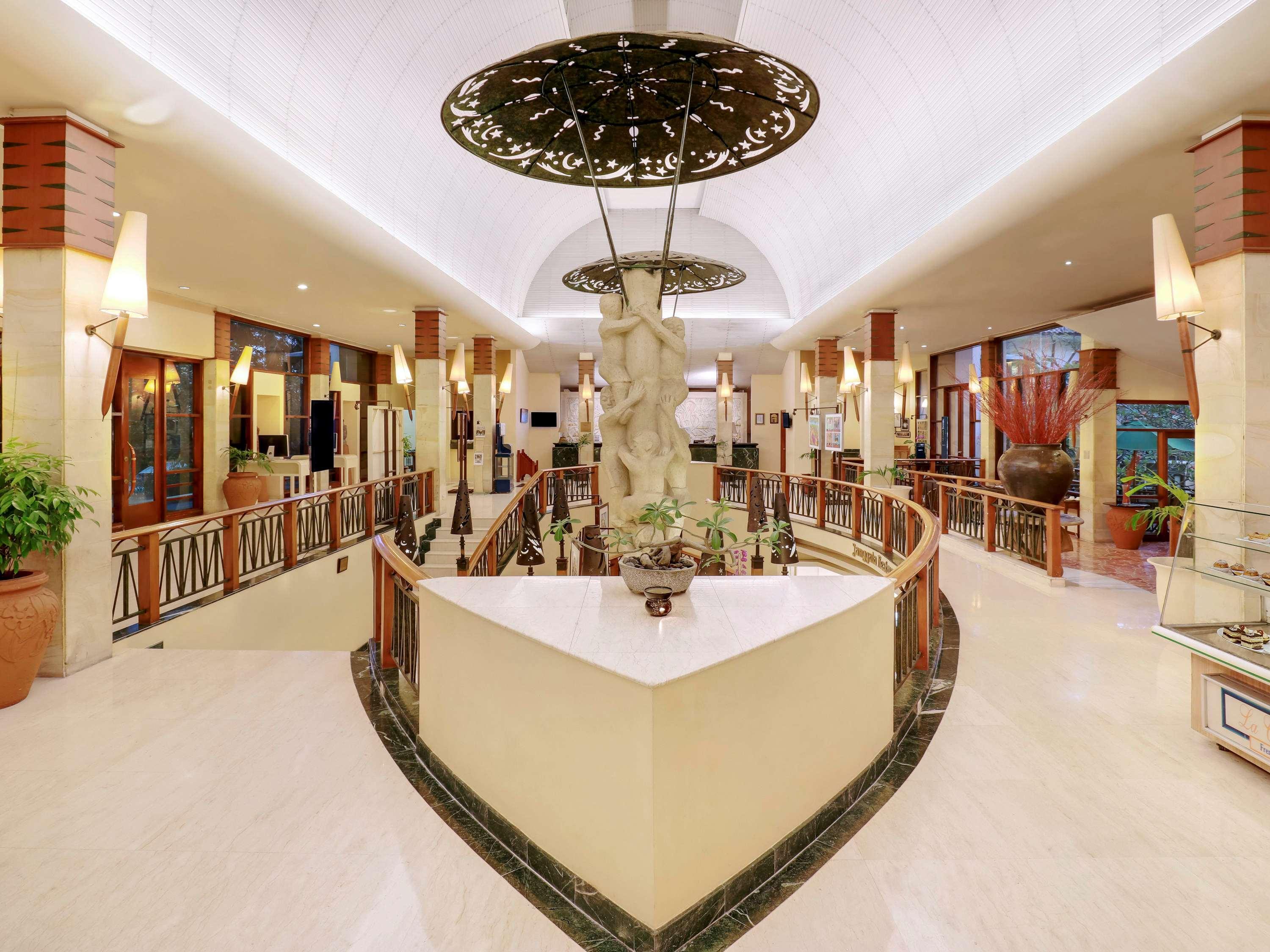 Grand Tropic Suites Hotel Surabaya Kültér fotó