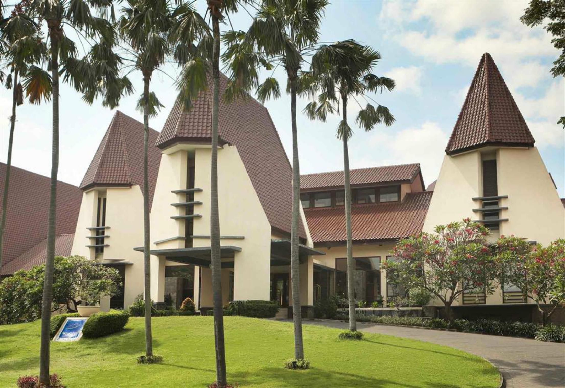Grand Tropic Suites Hotel Surabaya Kültér fotó