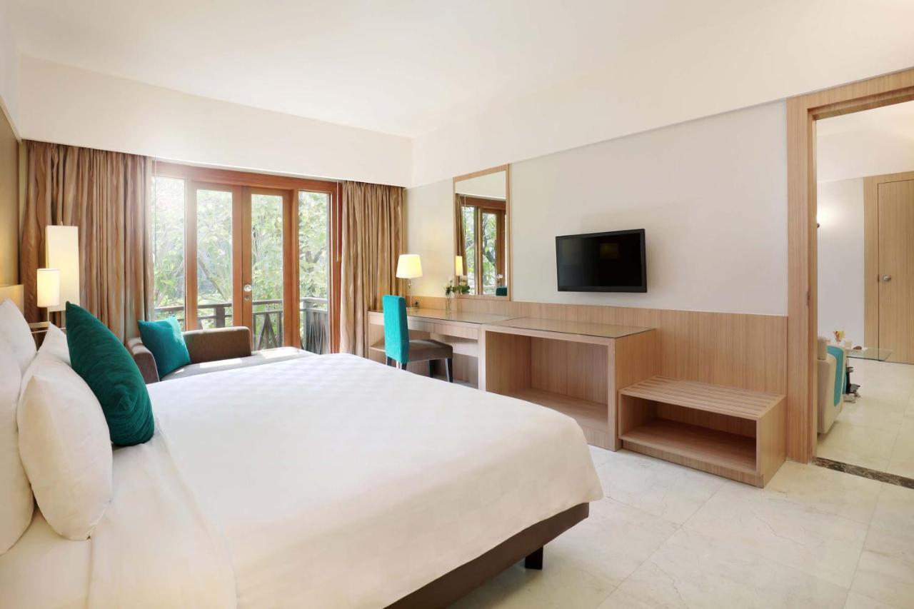 Grand Tropic Suites Hotel Surabaya Kültér fotó