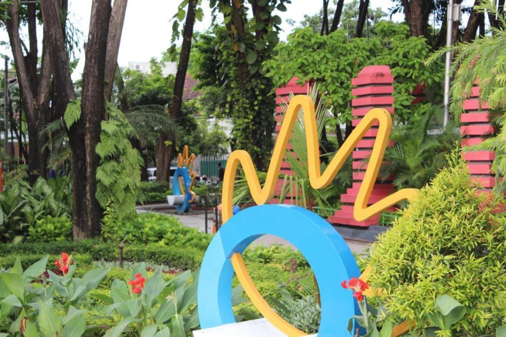 Grand Tropic Suites Hotel Surabaya Kültér fotó