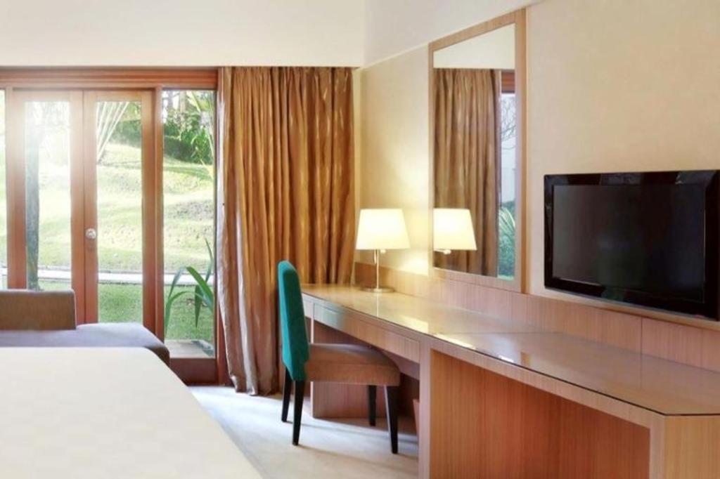 Grand Tropic Suites Hotel Surabaya Kültér fotó