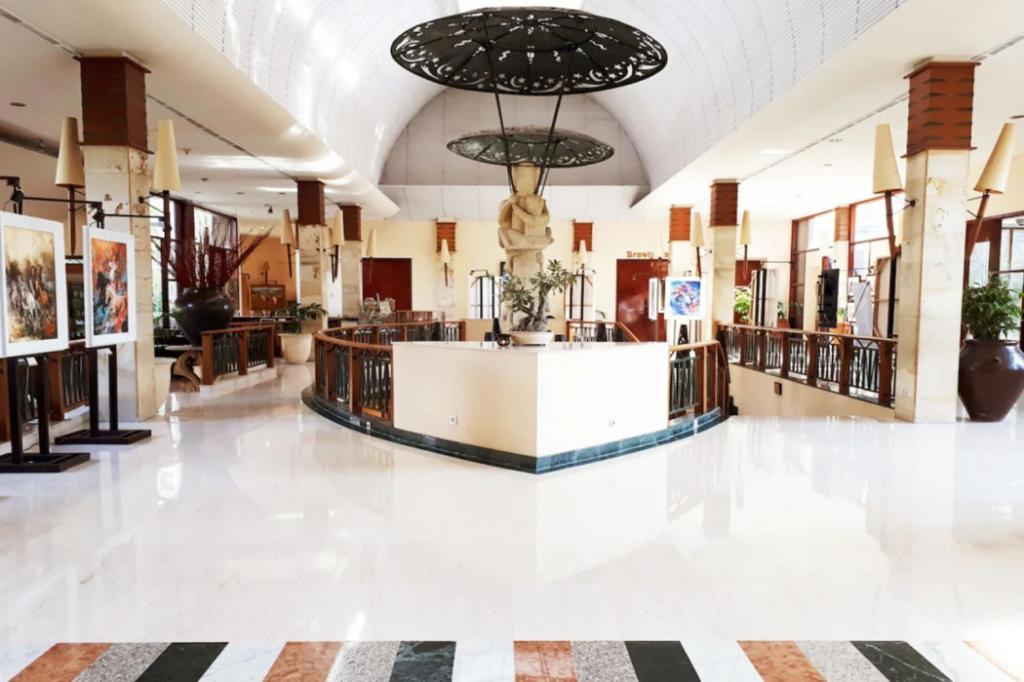 Grand Tropic Suites Hotel Surabaya Kültér fotó