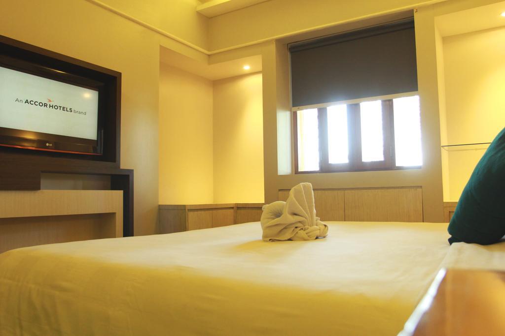 Grand Tropic Suites Hotel Surabaya Kültér fotó