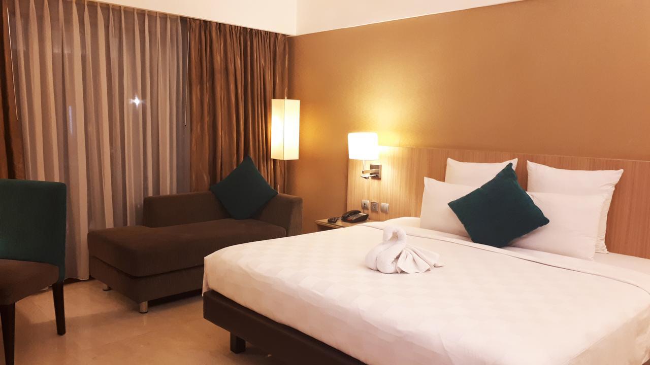 Grand Tropic Suites Hotel Surabaya Kültér fotó