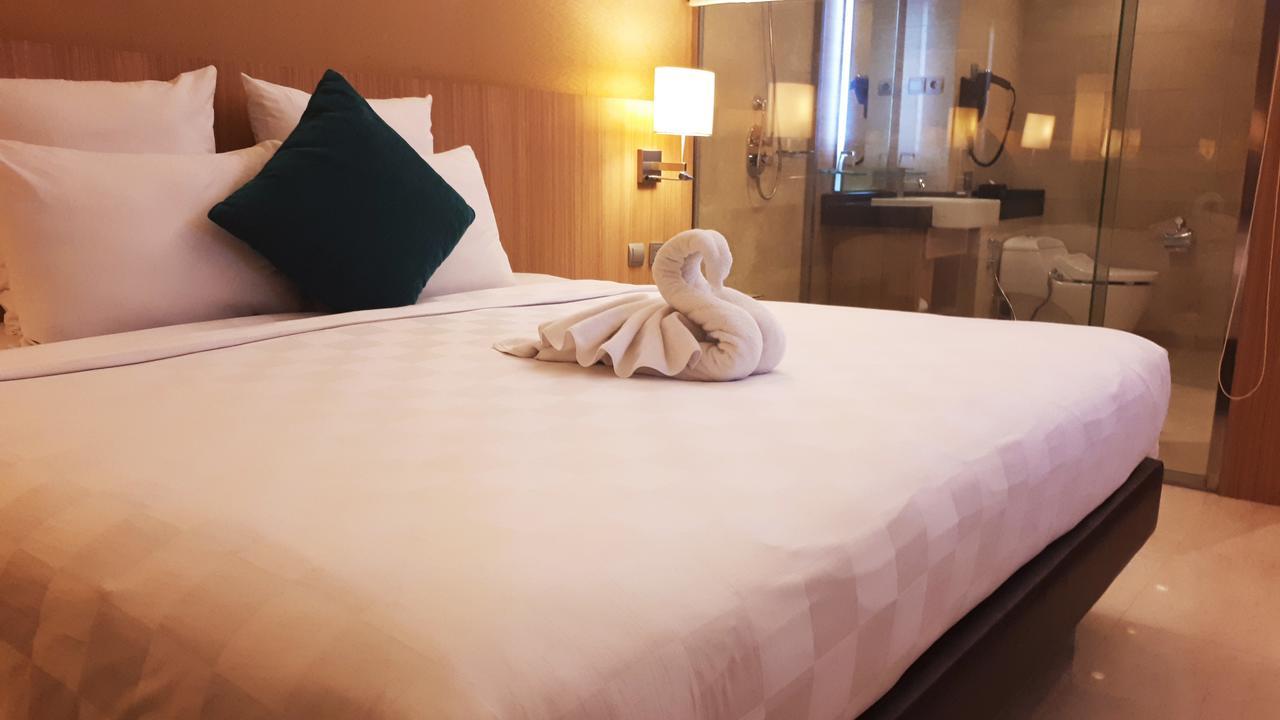 Grand Tropic Suites Hotel Surabaya Kültér fotó