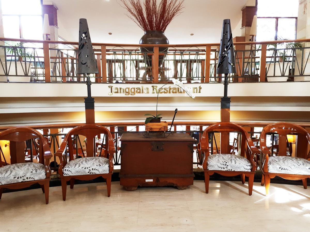 Grand Tropic Suites Hotel Surabaya Kültér fotó