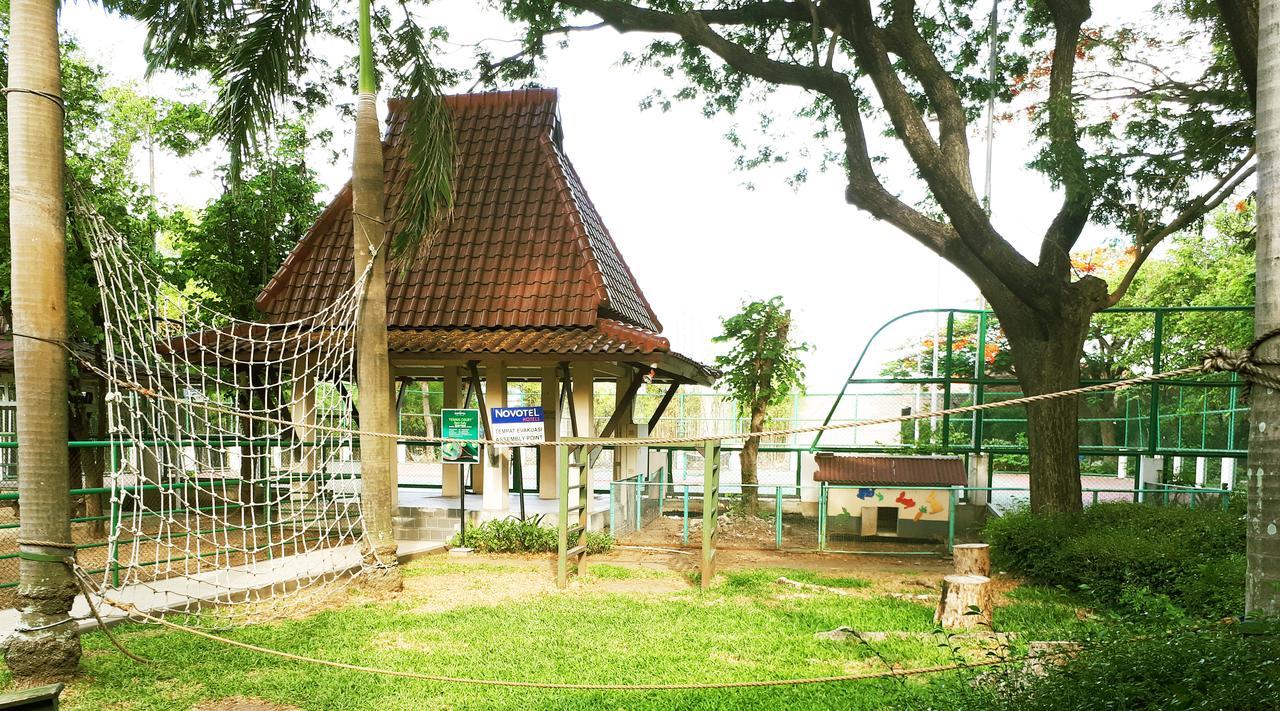 Grand Tropic Suites Hotel Surabaya Kültér fotó