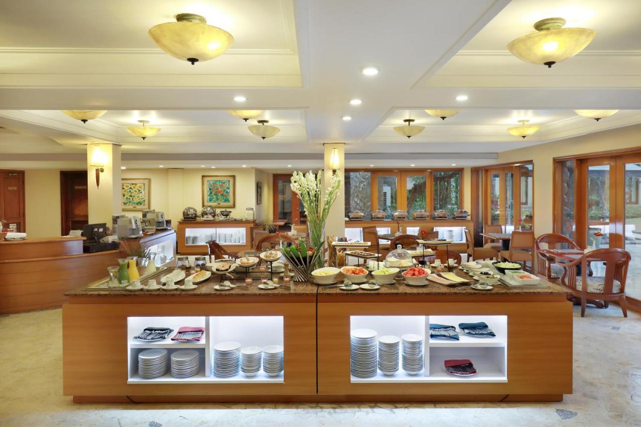 Grand Tropic Suites Hotel Surabaya Kültér fotó