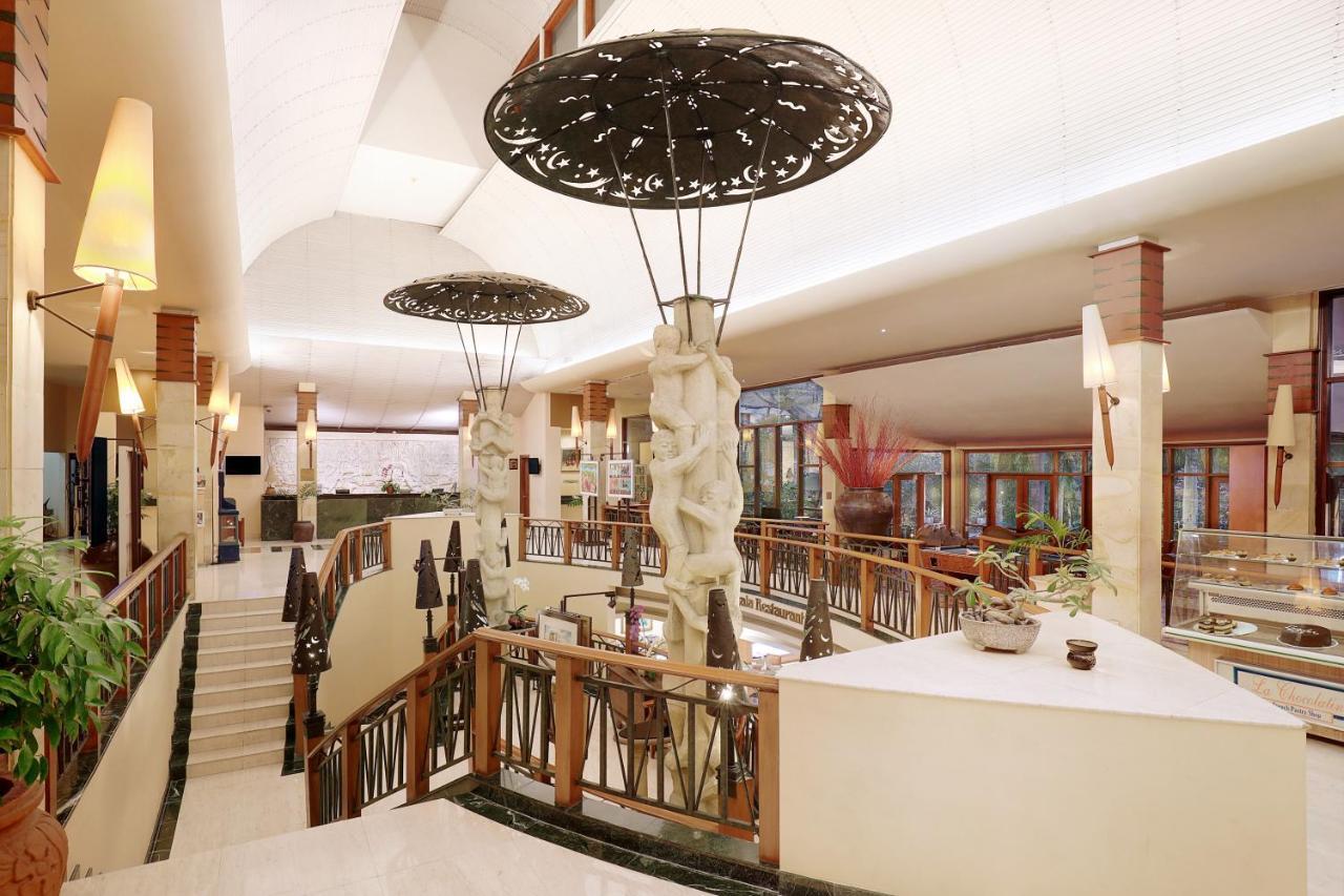 Grand Tropic Suites Hotel Surabaya Kültér fotó