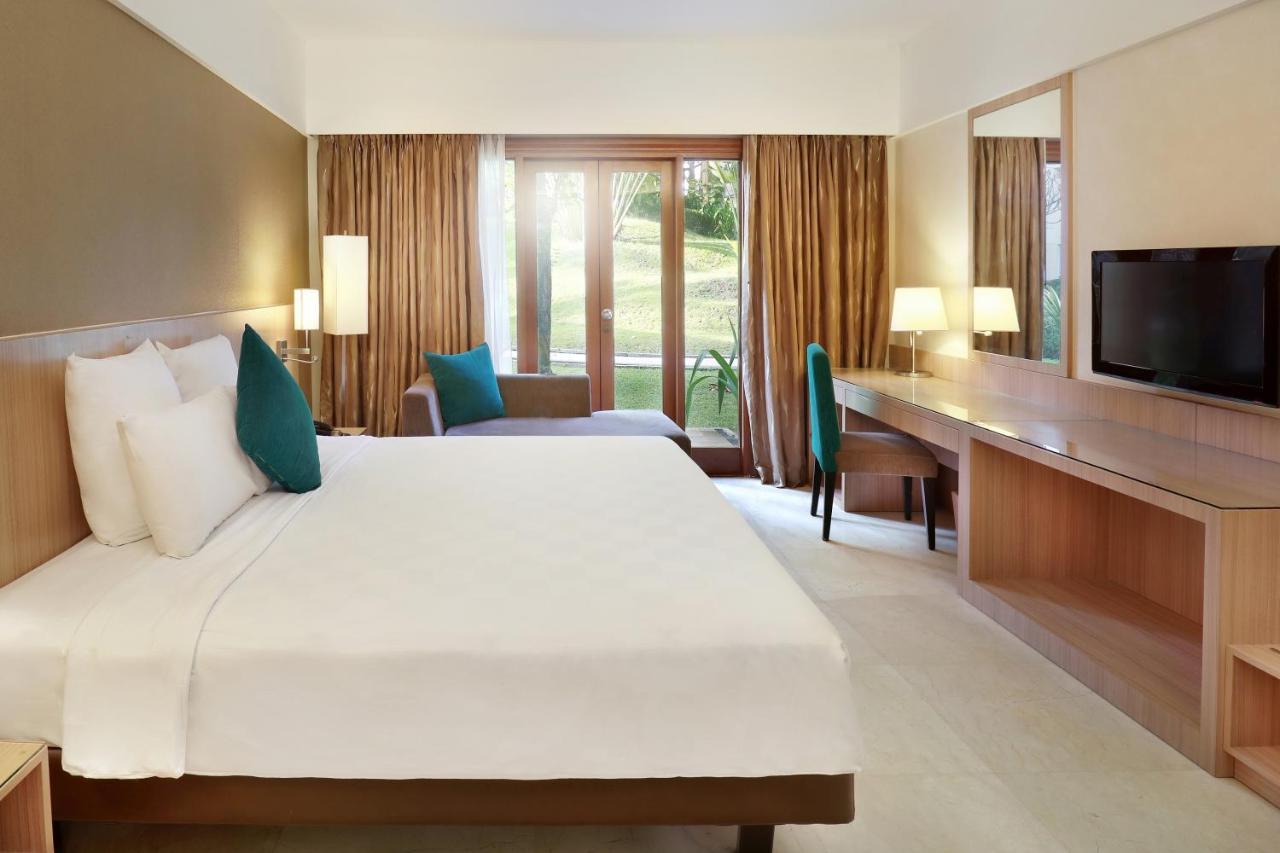 Grand Tropic Suites Hotel Surabaya Kültér fotó