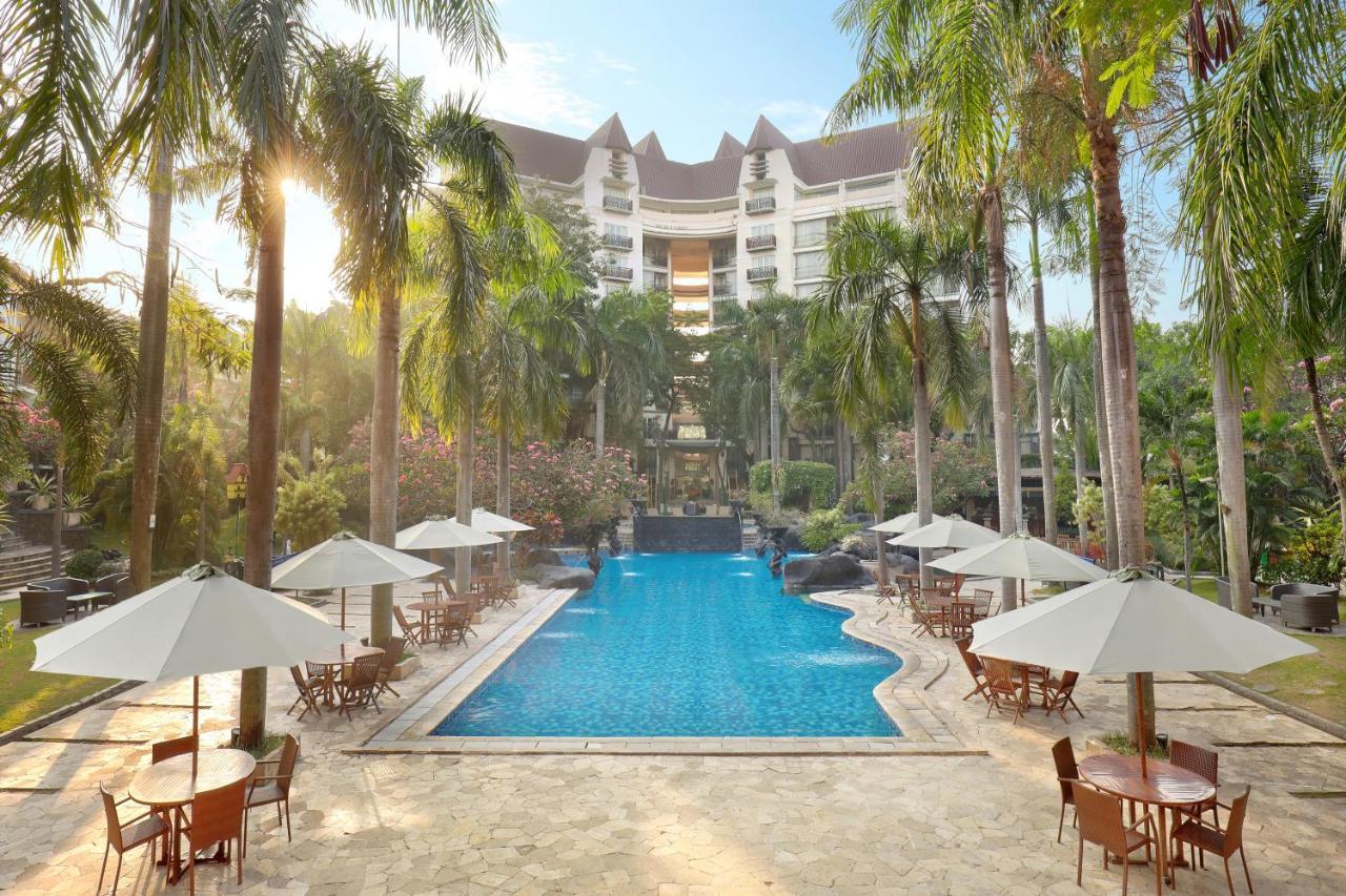 Grand Tropic Suites Hotel Surabaya Kültér fotó