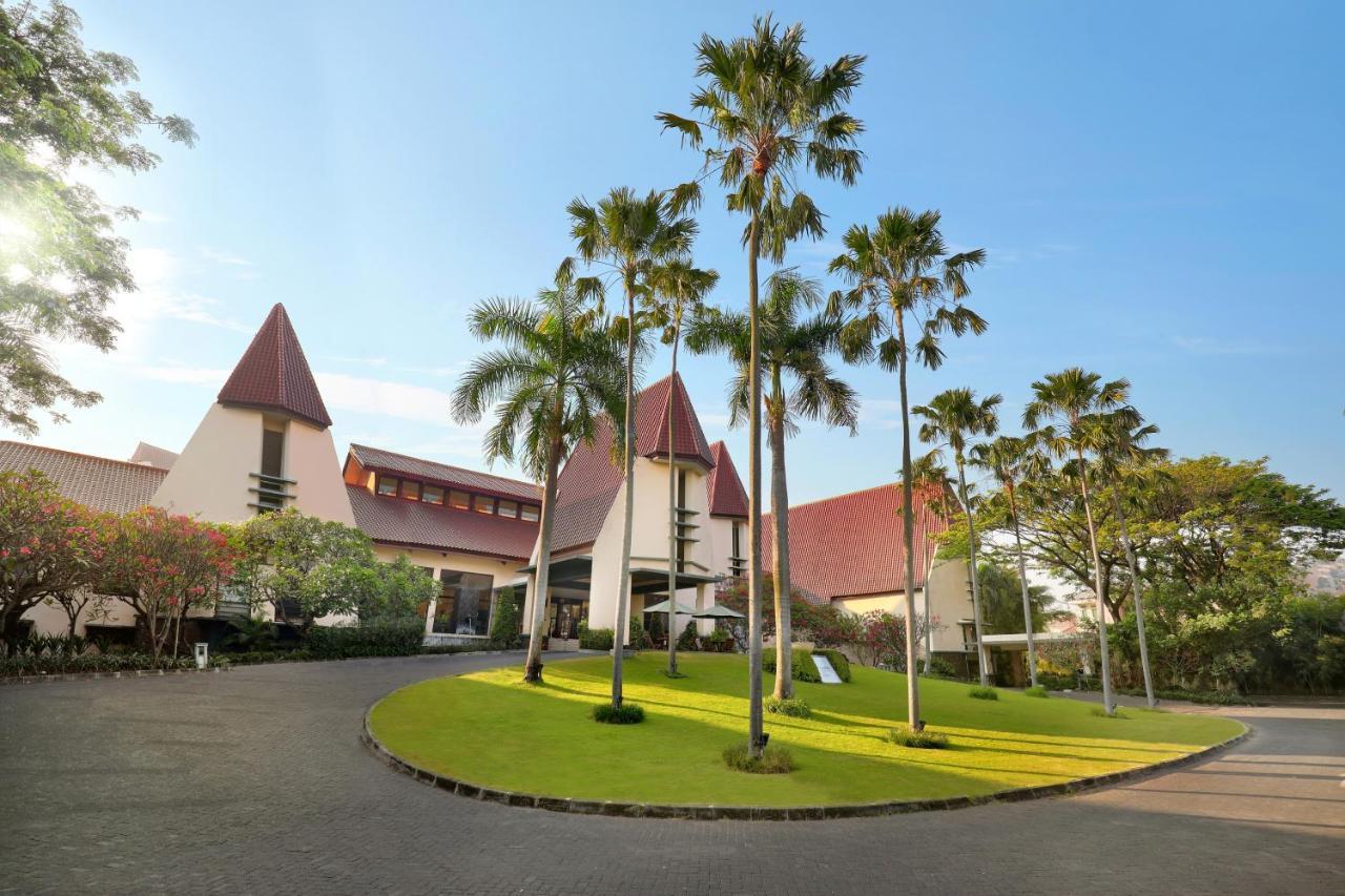 Grand Tropic Suites Hotel Surabaya Kültér fotó